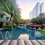 Stylish Studio With Bathroom And City View Balcony At Palazio Taman Mount Austin Free Netflix By Gdragon Homestay
