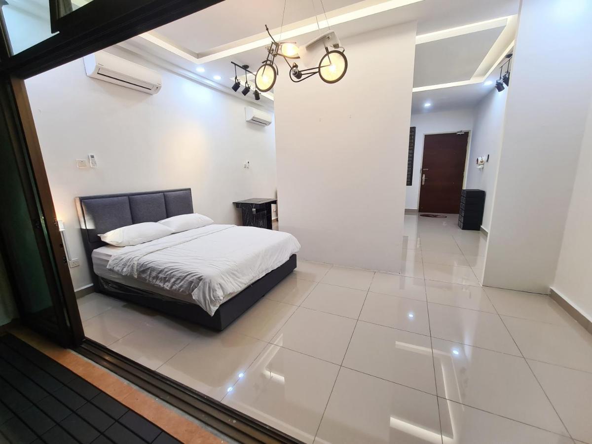 Pangsapuri Stylish With Bathroom And View Balcony At Palazio Taman Mount Austin Free Netflix By Gdragon *