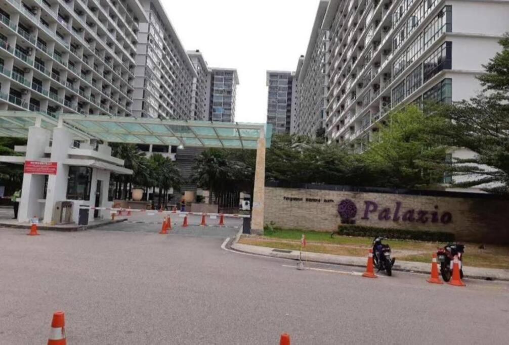 Stylish With Bathroom And View Balcony At Palazio Taman Mount Austin Free Netflix By Gdragon Johor Bahru
